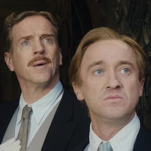 Thomasin McKenzie, Katherine Waterston, Damian Lewis, and Tom Felton