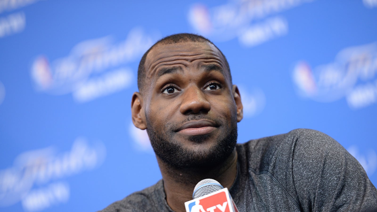 cheats/2014/07/23/lebron-sends-cupcakes-to-neighbors/140723-lebron-cupcakes-cheat_enlwg4