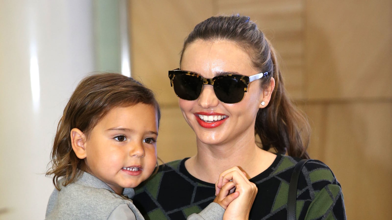 articles/2014/06/13/miranda-kerr-debuts-son-in-vogue-australia-diane-kruger-designs-for-jason-wu/140613-miranda-kerr-cheat_uzjiqu