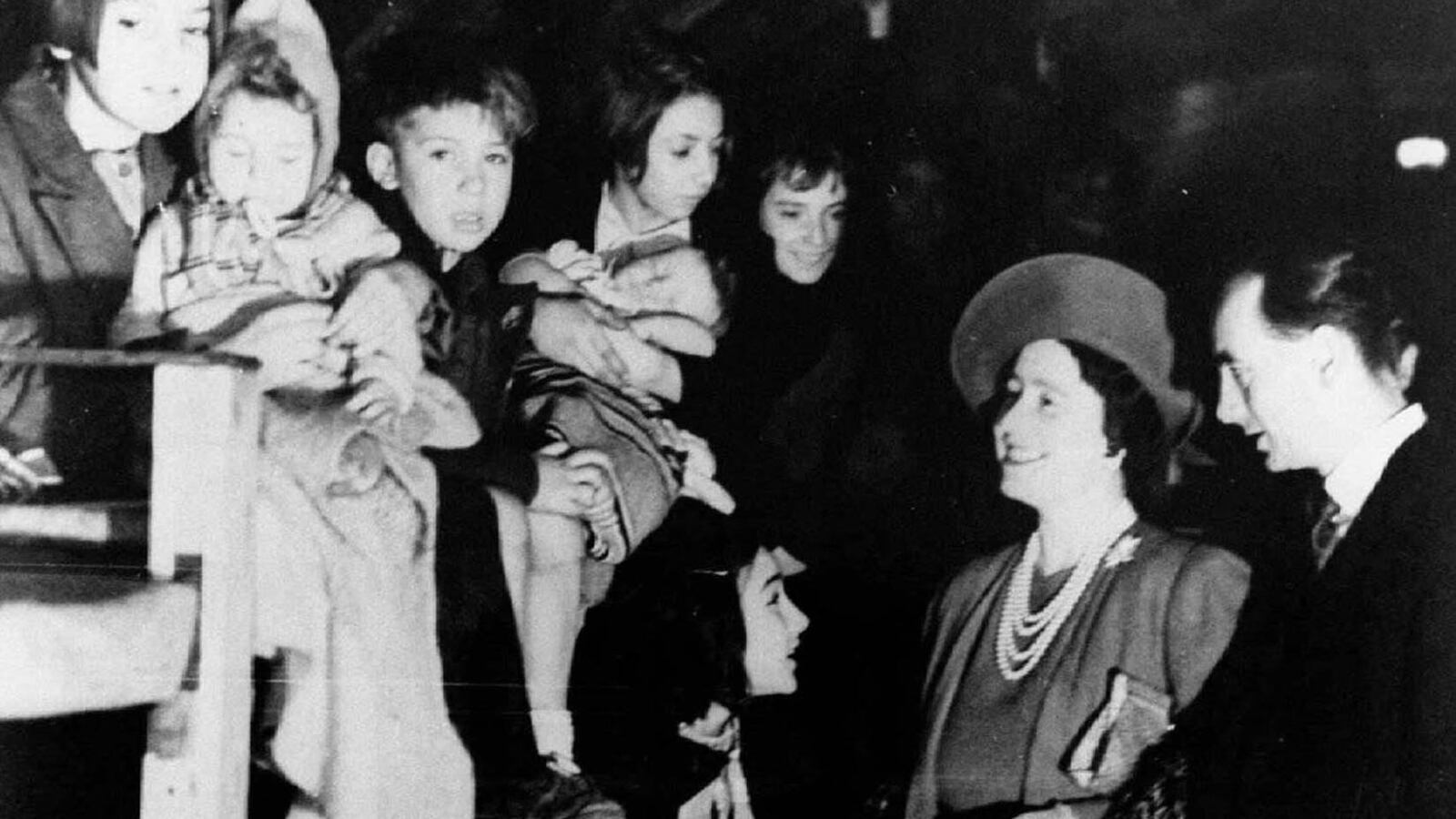 2002-03-30T120000Z_1607558249_PBEAHUKTBFG_RTRMADP_3_ROYALS_gbiaui