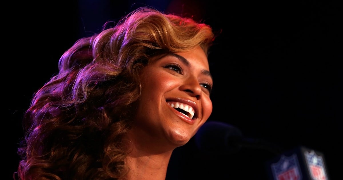 Beyoncé Sings National Anthem Live