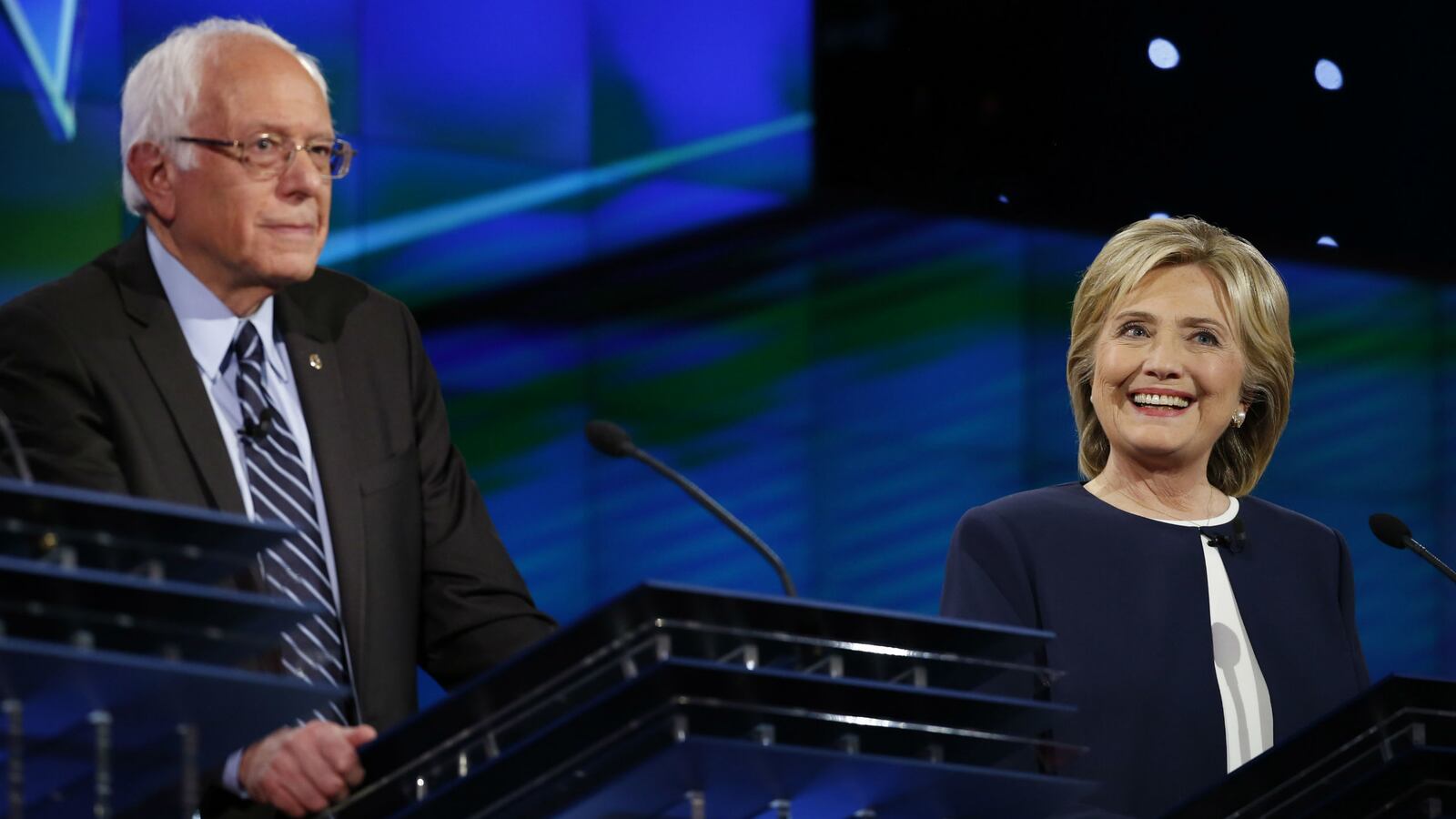cheats/2015/10/16/debate-vaults-hillary-over-bernie-in-nh/151016-hillary-cheat_yysilk