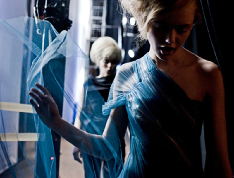 articles/2010/09/14/backstage-at-vera-wang-and-more-from-new-york-fashion-week/vera-wang-backstage_126995_l5yden