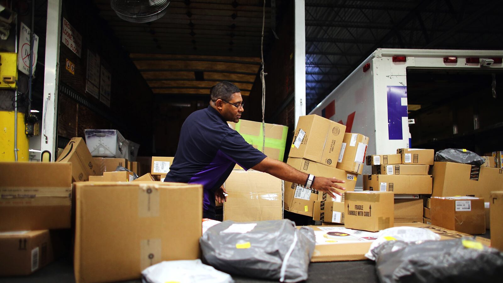 articles/2012/12/24/a-strong-holiday-season-for-retailers-powered-by-online-sales/gross-christmas-sales-rising-tease_qnkurr