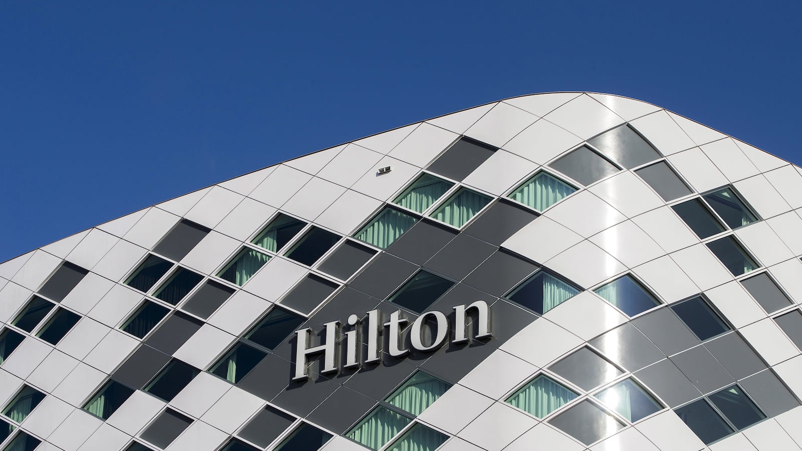 articles/2017/05/10/now-brattish-conrad-hilton-refuses-to-leave-jail-cell/RTS14LFN_hc7kiq