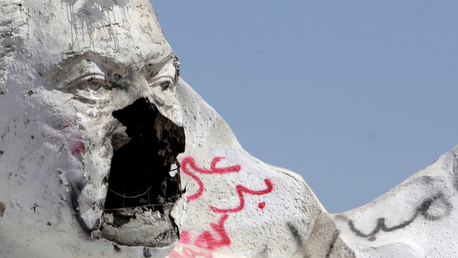 articles/2011/08/03/hosni-mubarak-trial-crowds-jeer-the-fallen-pharaoh/murbarak-egypt-trial-Beach_qdpojn