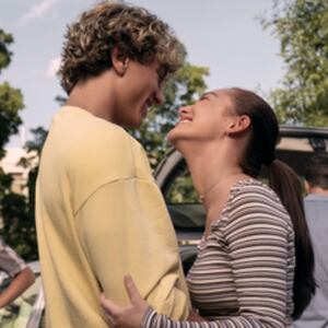 Jeremiah (Gavin Casalegno) and Belly (Lola Tung)