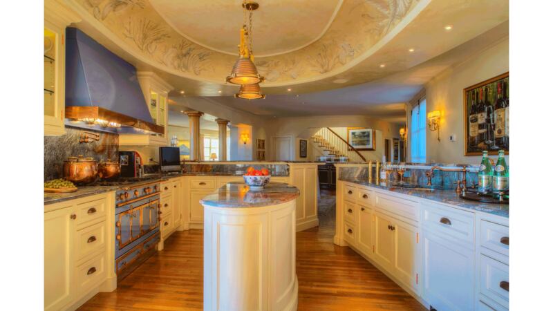 171104-mcnearney-omg-i-want-this-house-14_wycgdw