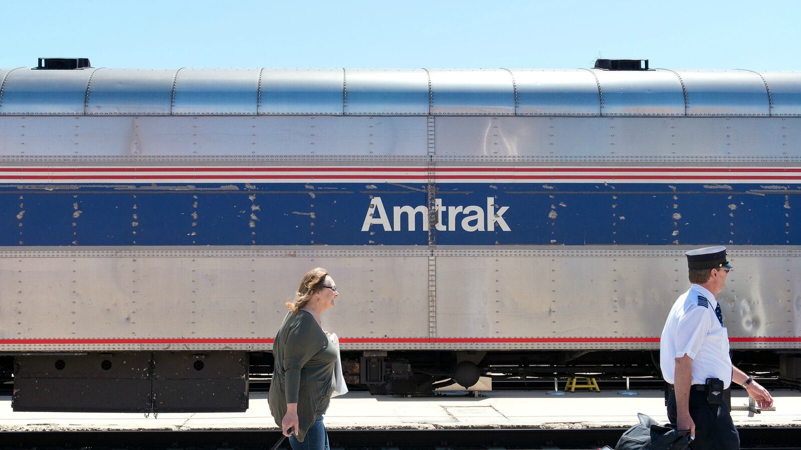 cheats/2014/12/06/four-stabbed-on-amtrak-train-in-michigan/141206-amtrak-cheat_vjrc6n