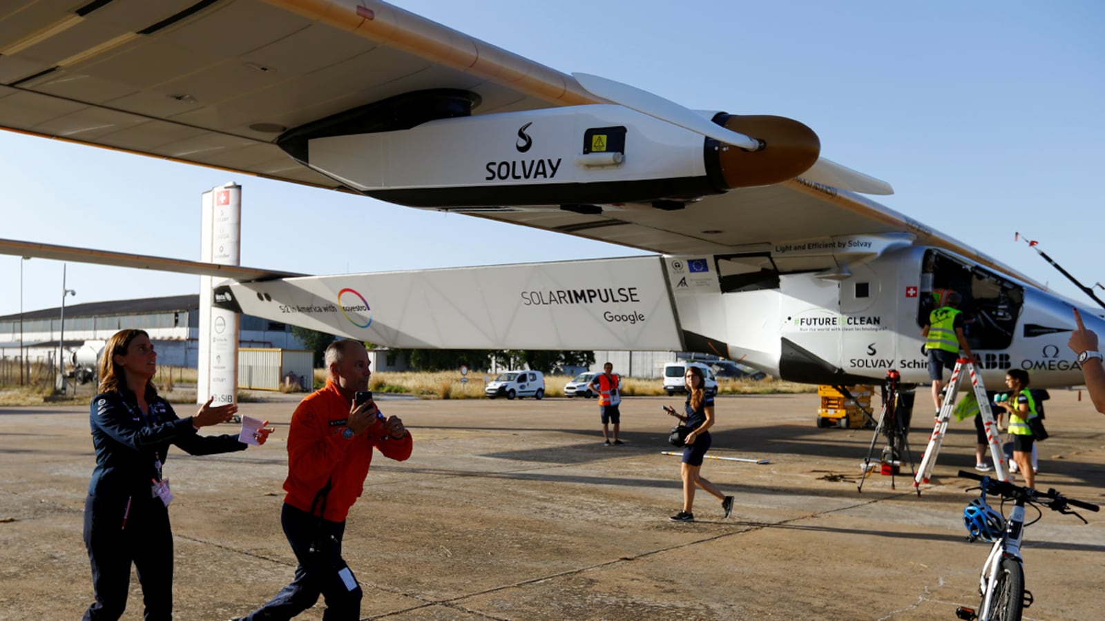 cheats/2016/06/23/solar-powered-plane-makes-record-trip/160623-solar-powered-plane_wubdrt