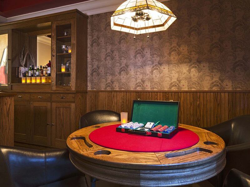 galleries/2013/09/18/nine-themed-hotel-suites-that-put-regular-rooms-to-shame-photos/item4.rendition.slideshowWideHorizontal.carlton-speakeasy-suite-new-york_fk1bxm