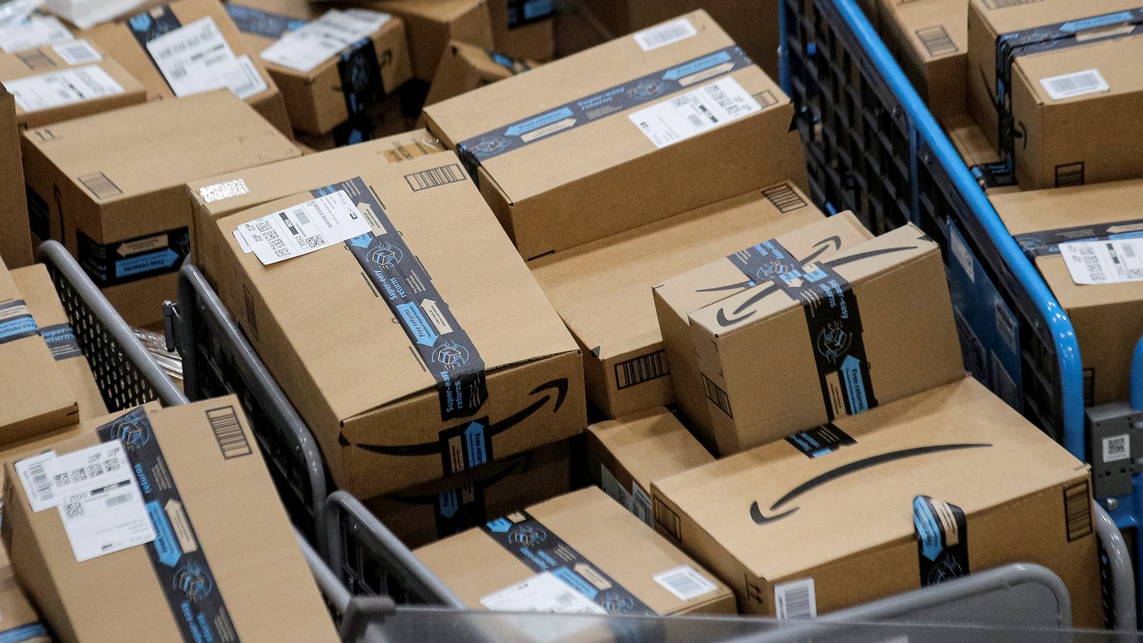 2020-11-25T203222Z_1682230971_RC2KAK9REVTA_RTRMADP_3_AMAZON-COM-HOLIDAY-WAREHOUSE_su2w69