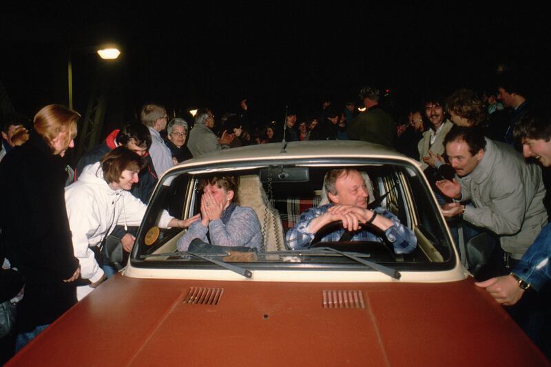 galleries/2014/11/07/a-wall-falls-and-a-cold-war-ends-photos/141107-berlin-wall7_rgk3ba