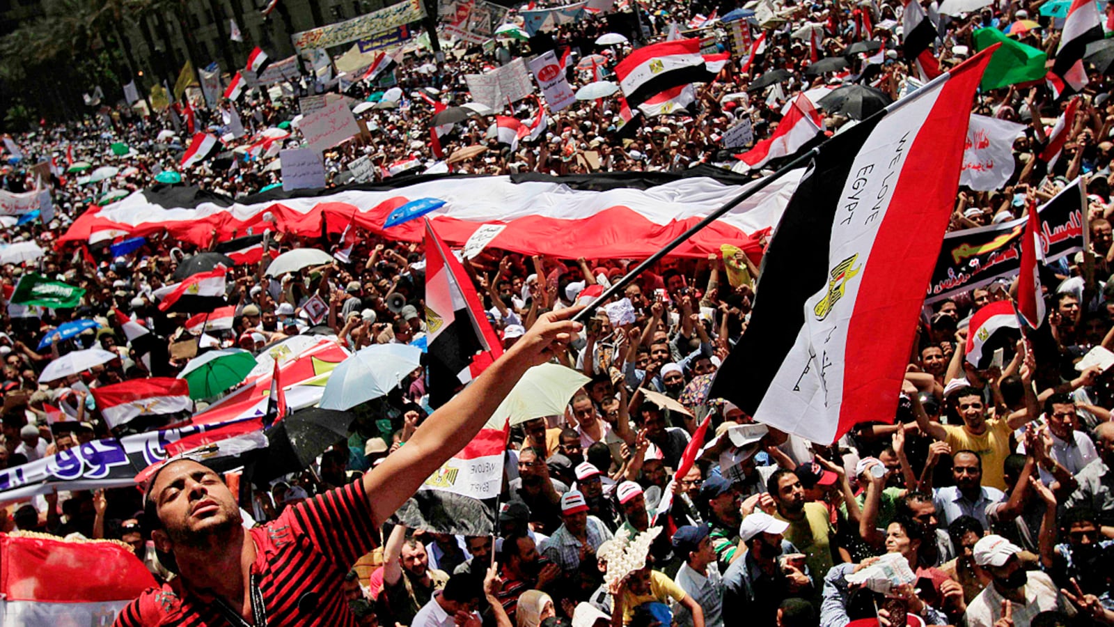 cheats/2011/07/30/tens-of-thousands-protest-for-islamic-law/egypt-protest-tahrir-square-cheat_kuyunu