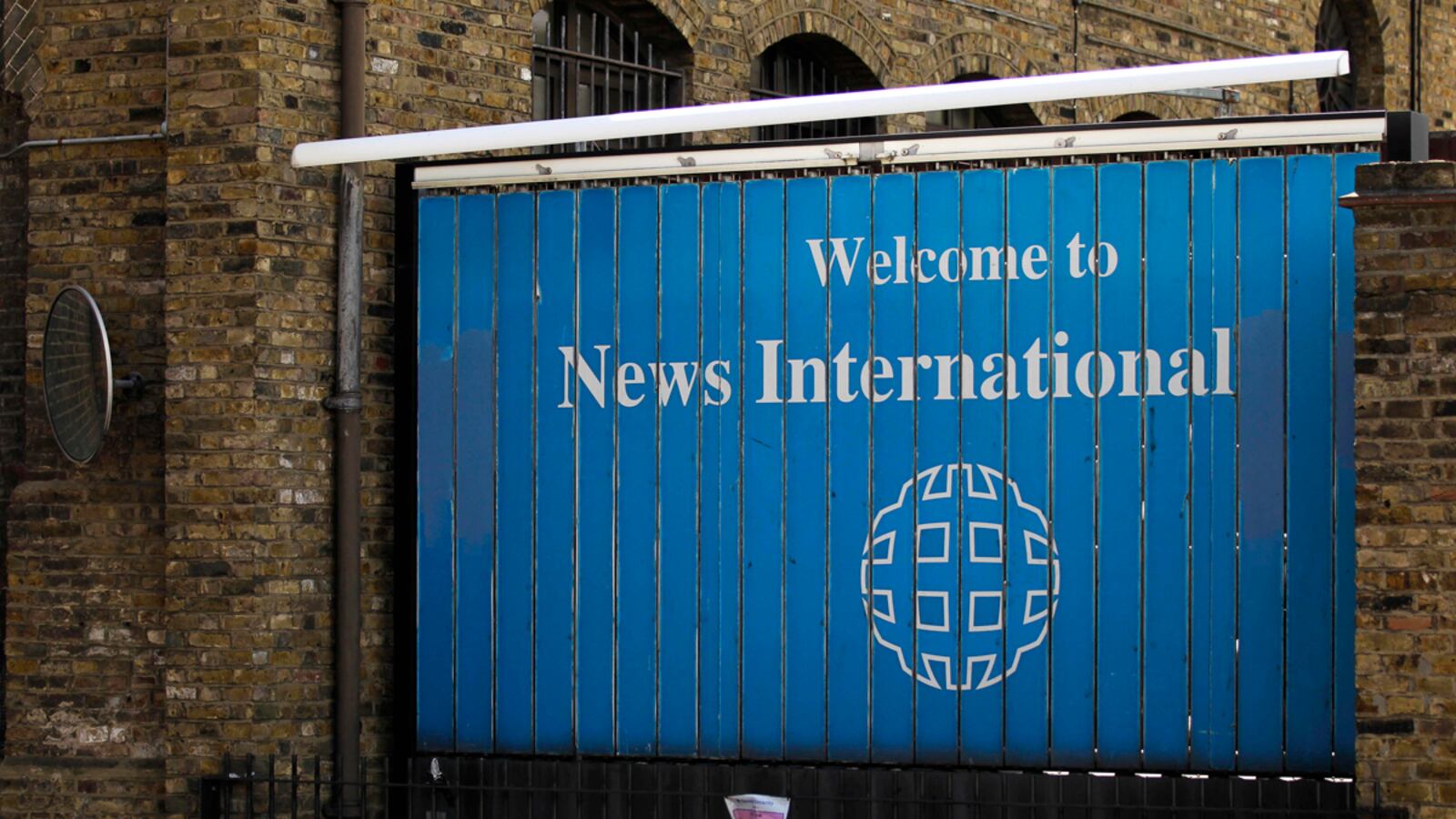 cheats/2011/08/01/tech-firm-news-intl-deleted-emails/news-international-hacking-cheat_zfijym