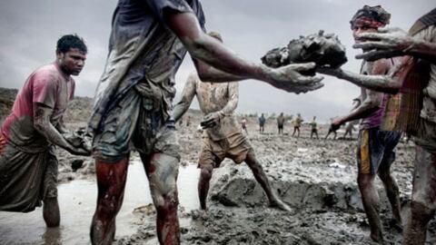 articles/2010/04/21/our-drowning-planet/climate-refugee-gallery-launch_me0y05