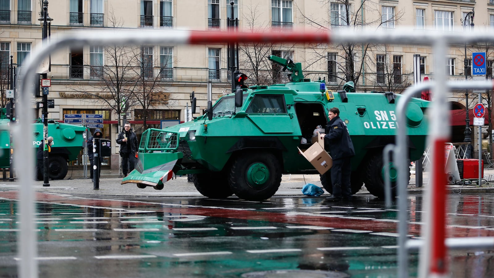 2016-11-17T120000Z_824128927_LR1ECBH0W1VGA_RTRMADP_3_OBAMA-GERMANY_aohqvm