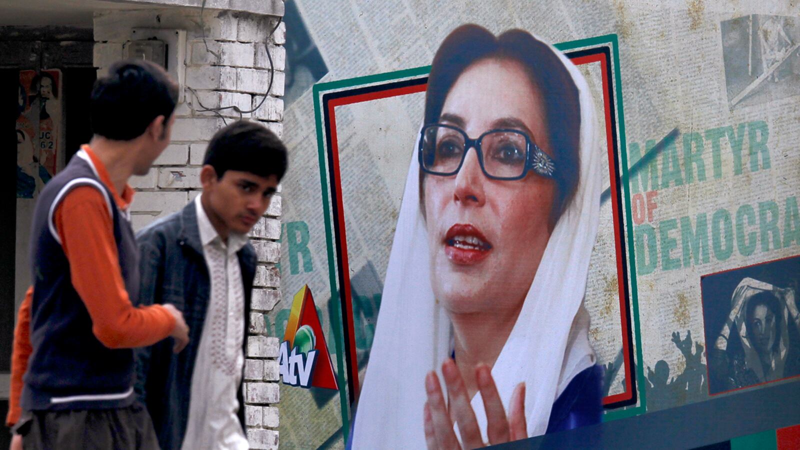 cheats/2011/11/05/pakistan-charges-police-in-bhutto-murder/benazir-bhutto-assassination-police-charged-cheat_qsk8mp