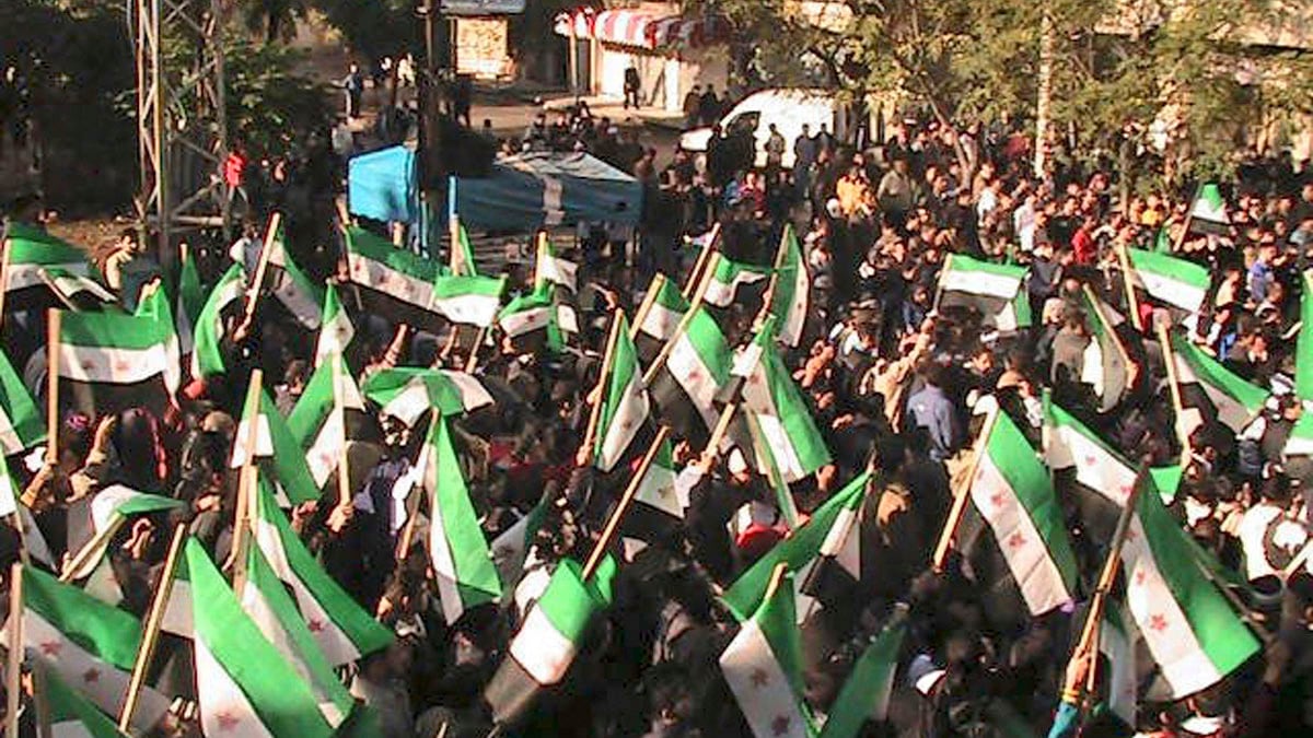 cheats/2011/11/18/syria-agrees-to-admit-arab-observers/syria-protests-civilians-police-clash-cheat_kcly1r