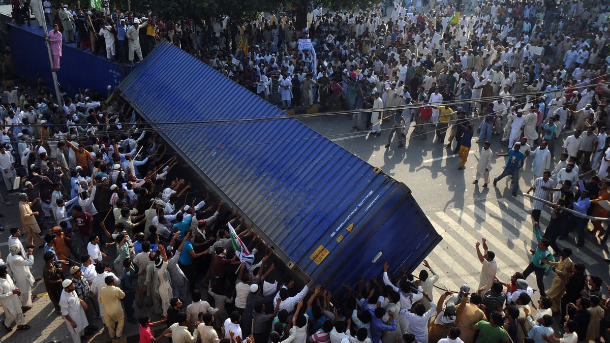 articles/2012/09/21/pakistani-protesters-storm-u-s-consulate-in-lahore/aslam-pakistan-protest-tease-embed_sgcpwu