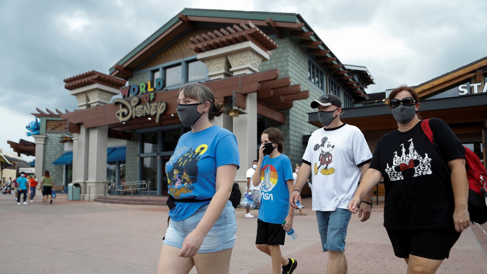 2020-07-11T000000Z_1109444322_RC28RH9UCHBI_RTRMADP_3_HEALTH-CORONAVIRUS-USA-DISNEY_g4wcqc