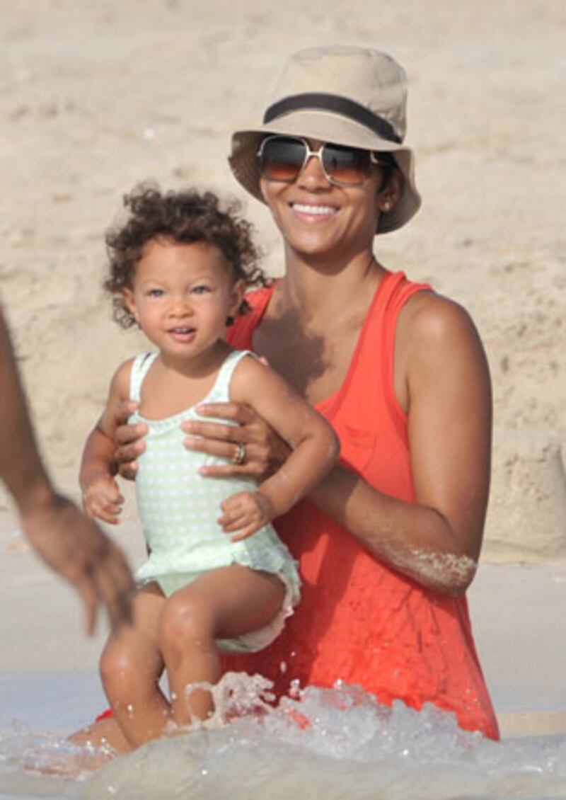 galleries/2009/08/23/fortysomething-moms/ancient-moms---halle-berry_hzrvwa