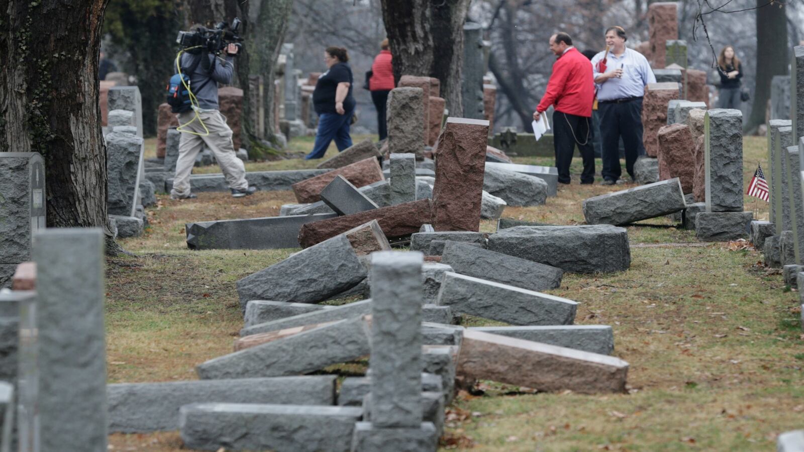 cheats/2017/02/23/muslims-raise-over-100k-to-help-vandalized-jewish-cemetery/170222-muslims-jewish-cemetery-help-cheat_wj29ly