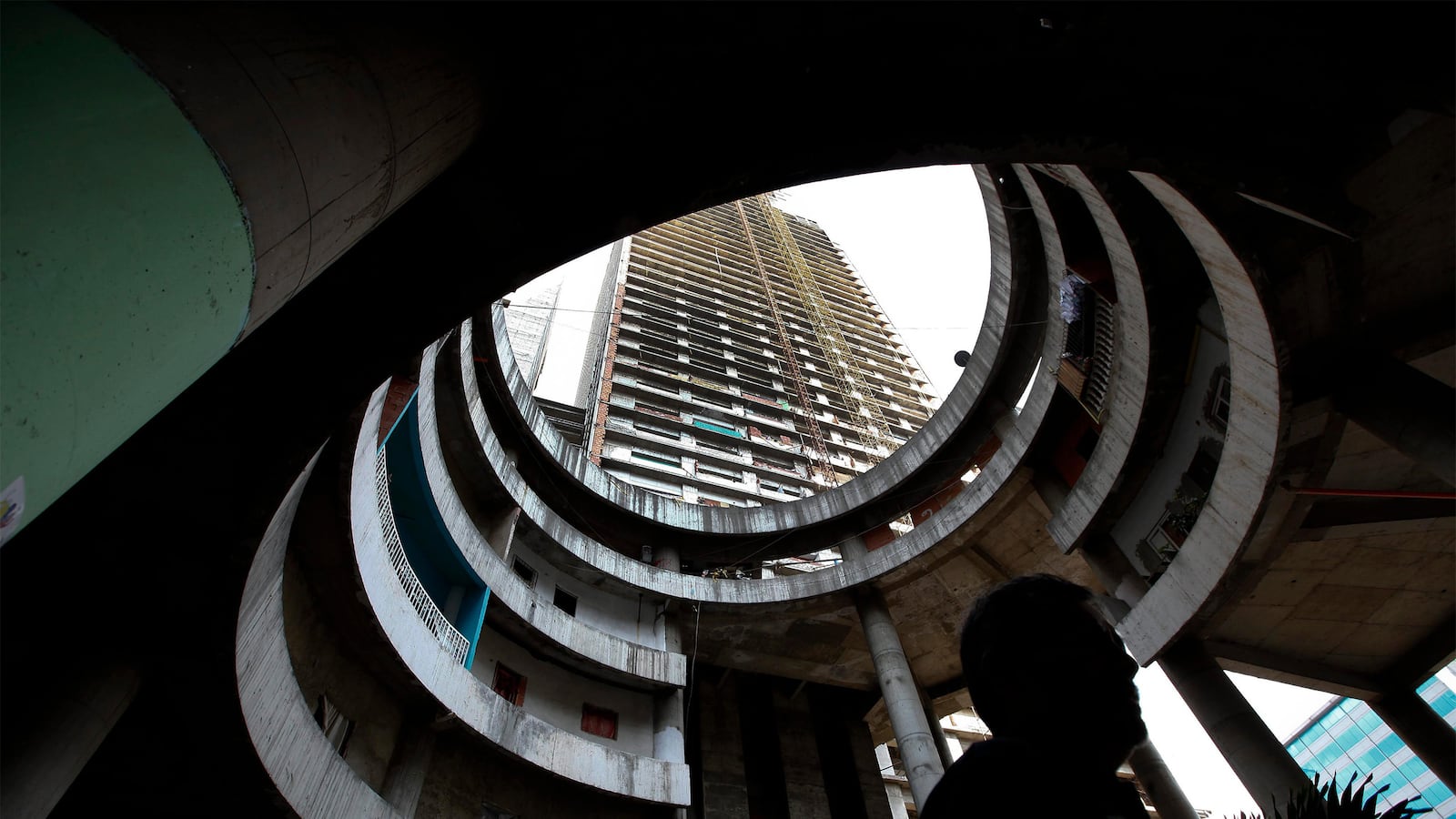 articles/2016/04/24/inside-the-tower-of-david-venezuela-s-vertical-slum/160423-berg-venezuela-slums-tease_jqf5cg