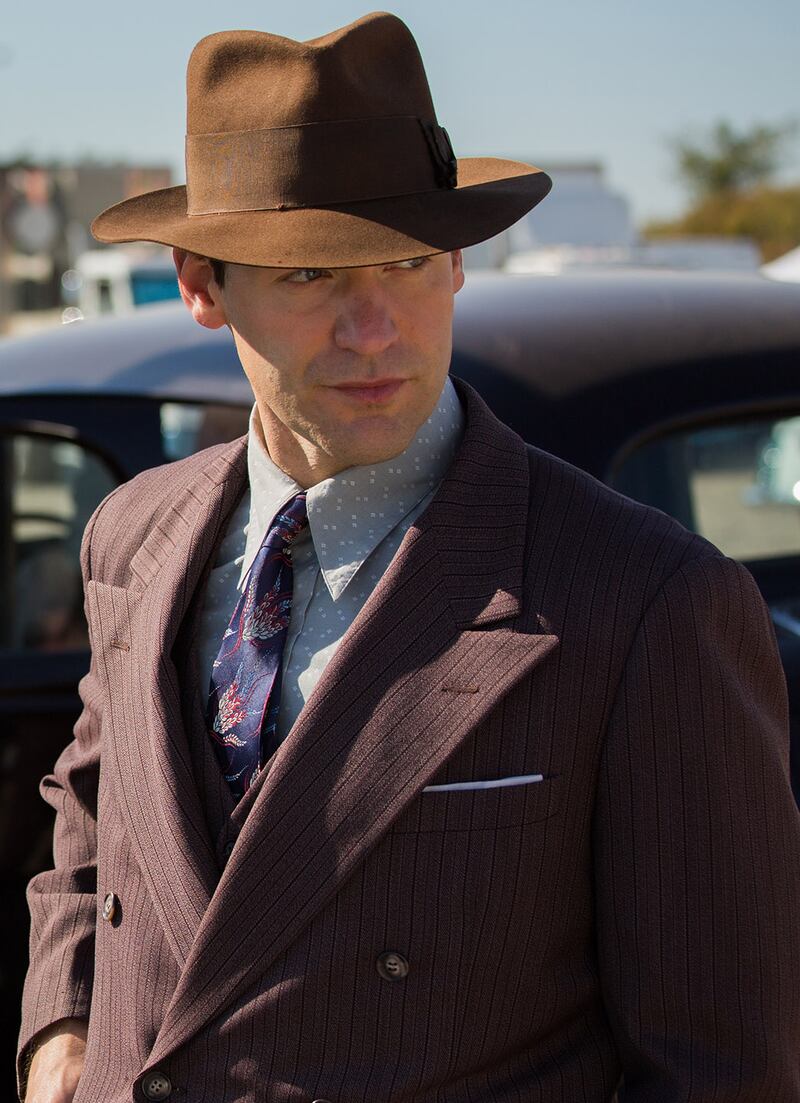 articles/2016/07/22/can-woody-allen-do-an-annie-hall-for-men-s-fashion/160721-ginsberg-cafe-society4-embed_dzepki