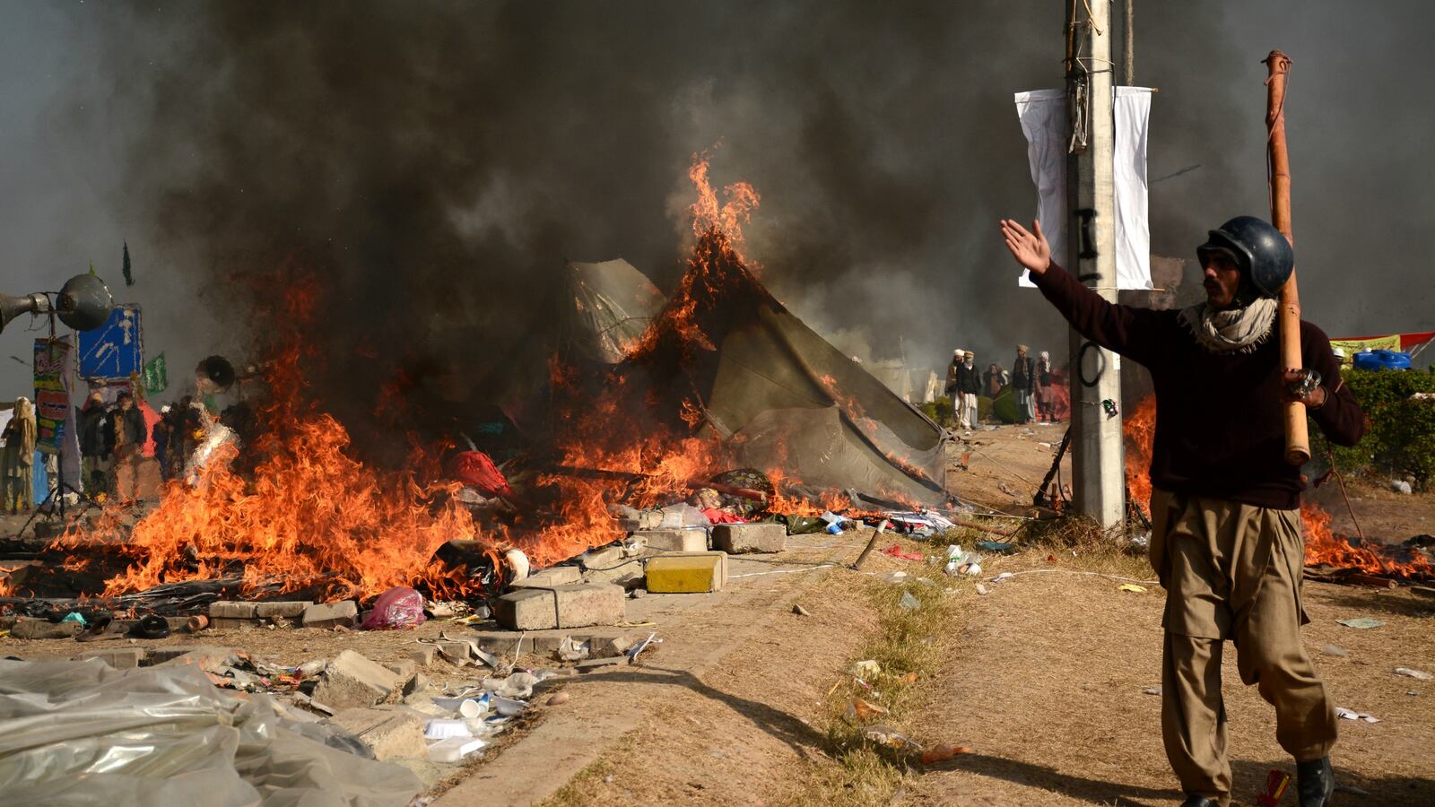 171125-pakistan-clashes-islamists-military-cheat_uotdj1