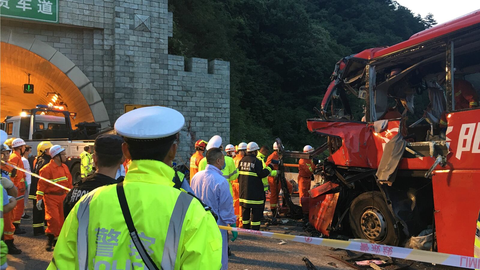 170810-china-bus-crash-cheat_gnxnac