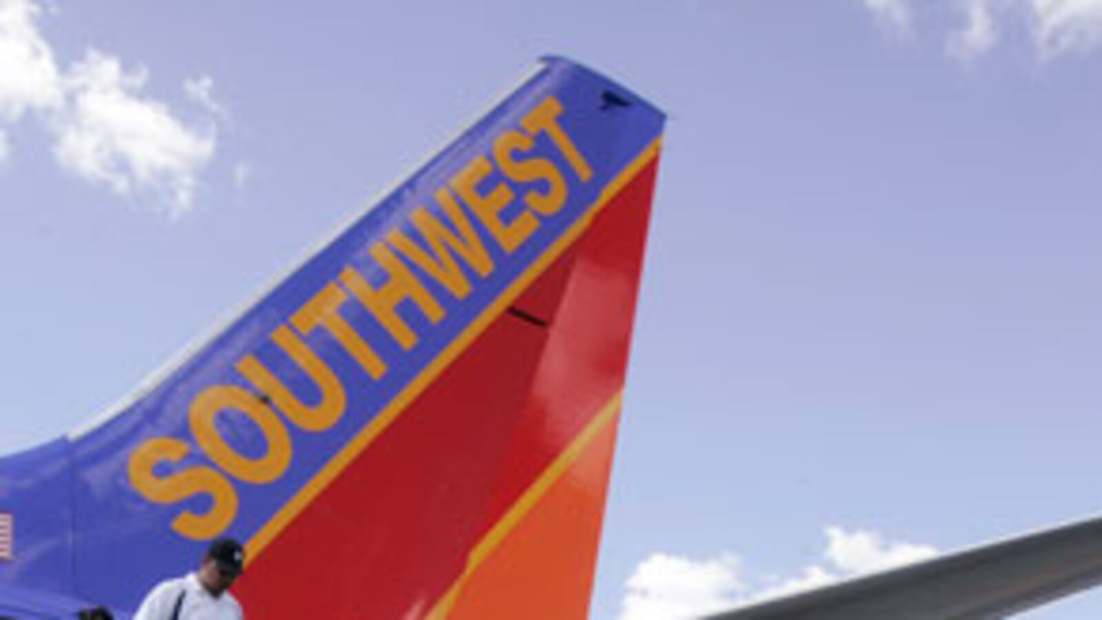 cheats/2011/04/04/southwest-cancels-another-60-flights/airline-safety---southwest_m5vedd