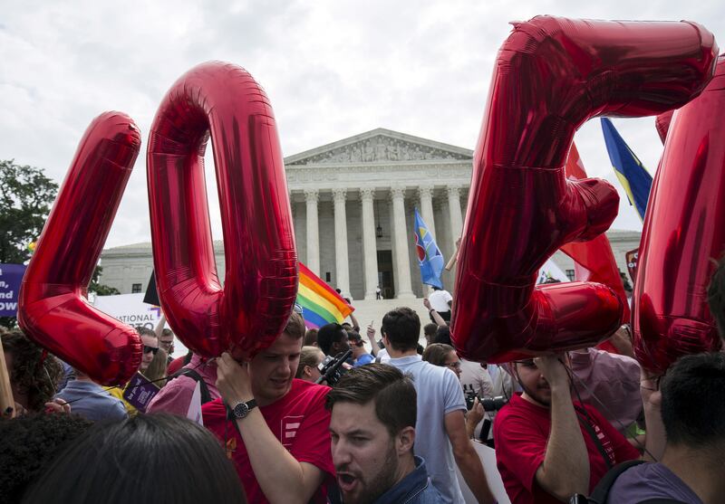 galleries/2015/06/26/scene-at-the-supreme-court-gay-marriage-photo/150626-gay-marriage-02_qhcevx
