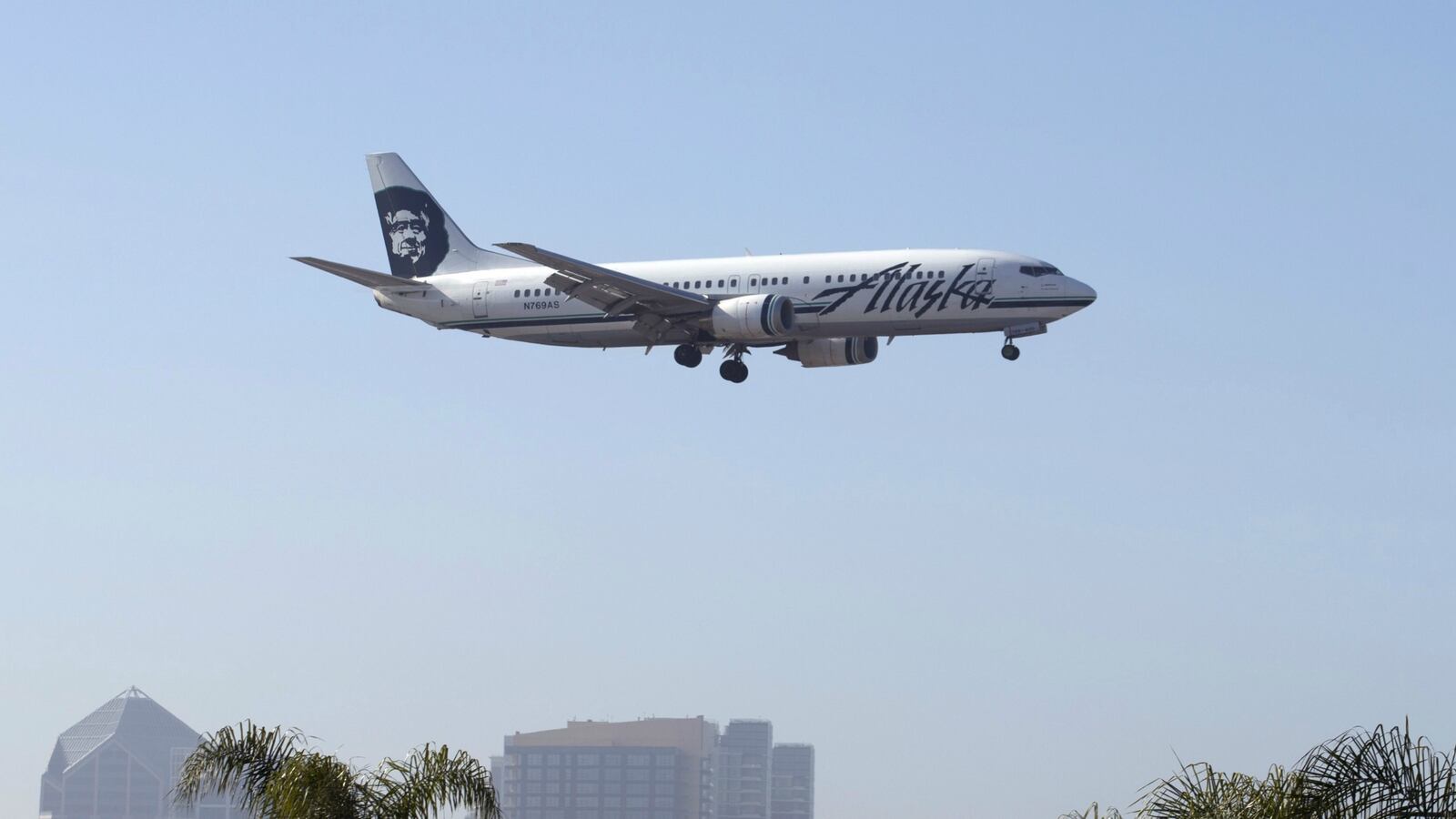 cheats/2016/06/22/plane-diverted-due-to-kissing-assault/160622-kissing-assault-flight-cheat_wo4emt