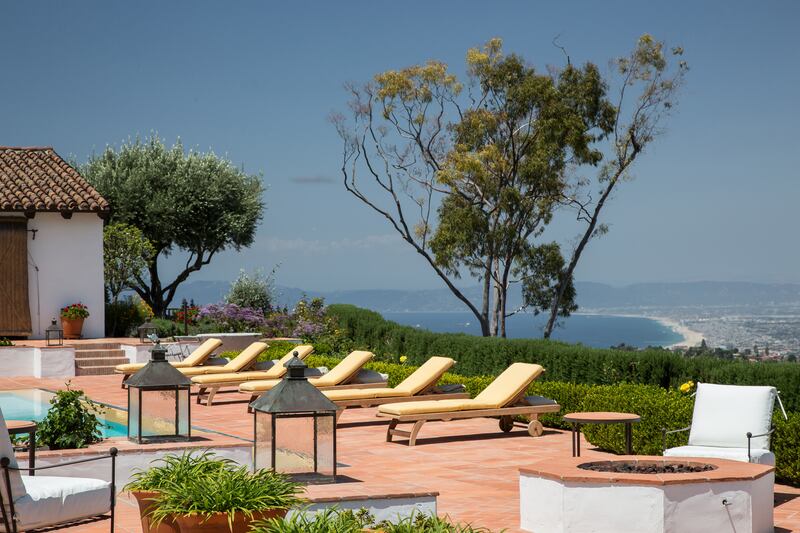 galleries/2014/08/30/omg-i-want-this-house-beverly-hills-photos/140829-omg-house-hacienda-dela-paz-11_no93db