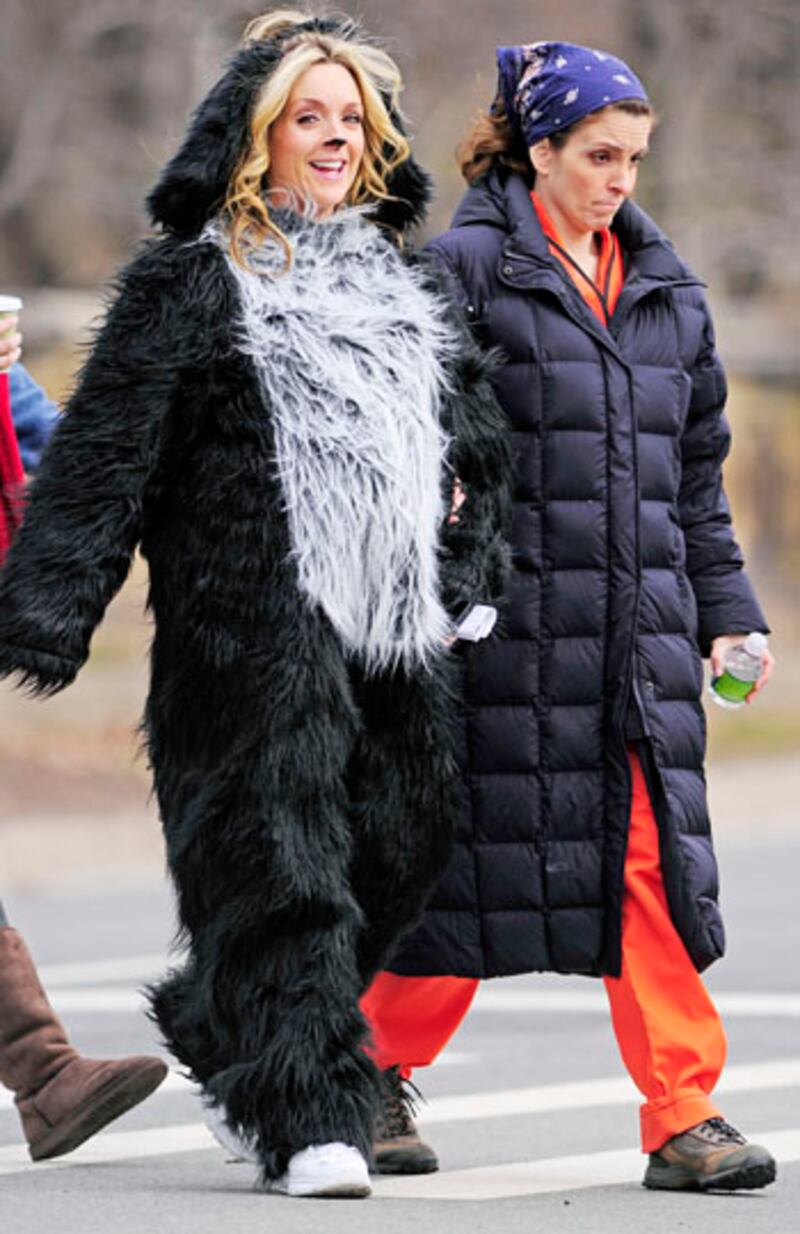 galleries/2012/04/05/january-jones-madonna-and-more-stars-hidden-pregnancies-photos/pregnant-filming-krakowski_ynvypb