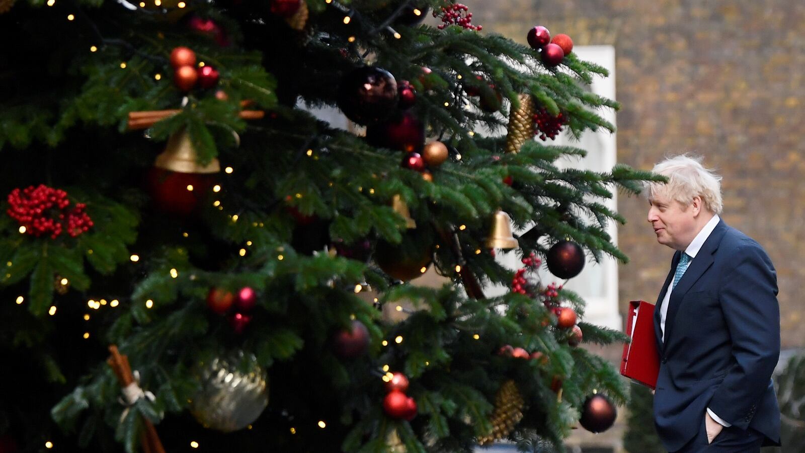 2020-12-15T104002Z_1345406237_RC2MNK9A5DBL_RTRMADP_3_HEALTH-CORONAVIRUS-BRITAIN-CABINET_avhtcm