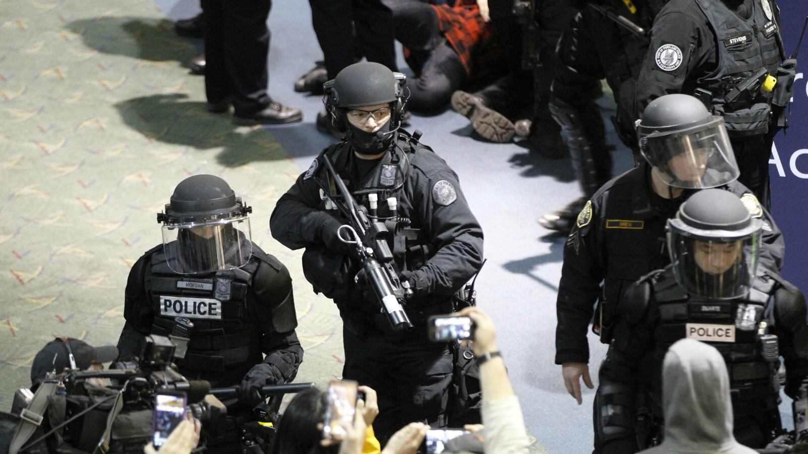 cheats/2017/05/01/portland-may-day-protesters-hurl-cans-of-pepsi-at-cops/170501-portland-protest-arrest-cheat_t9sprh