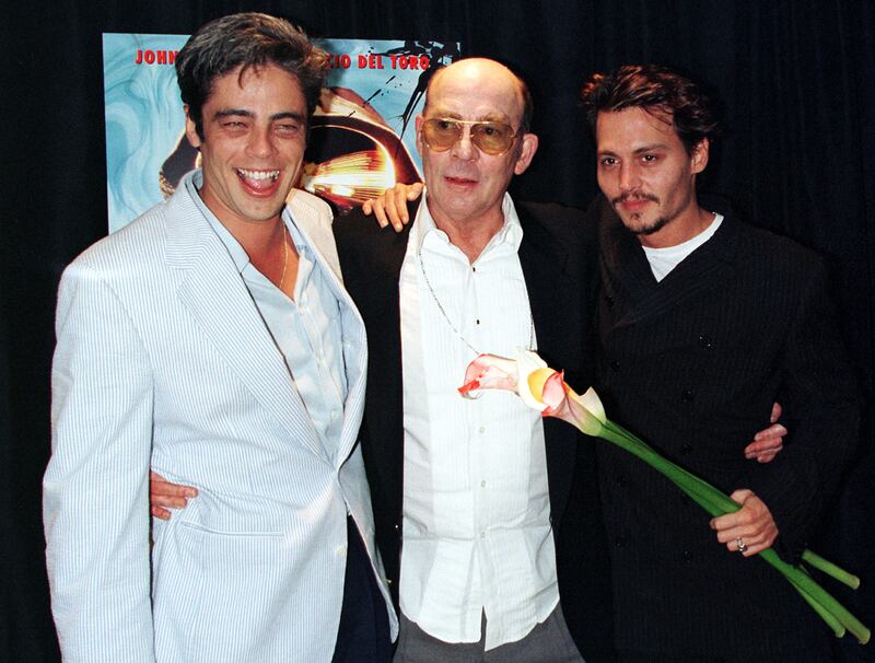 Hunter S. Thompson (C), actor Benicio Del Toro (L) and actor Johnny Depp (R) pose for photographers at the New York premiere of the film, "Fear and Loathing in Las Vegas,"