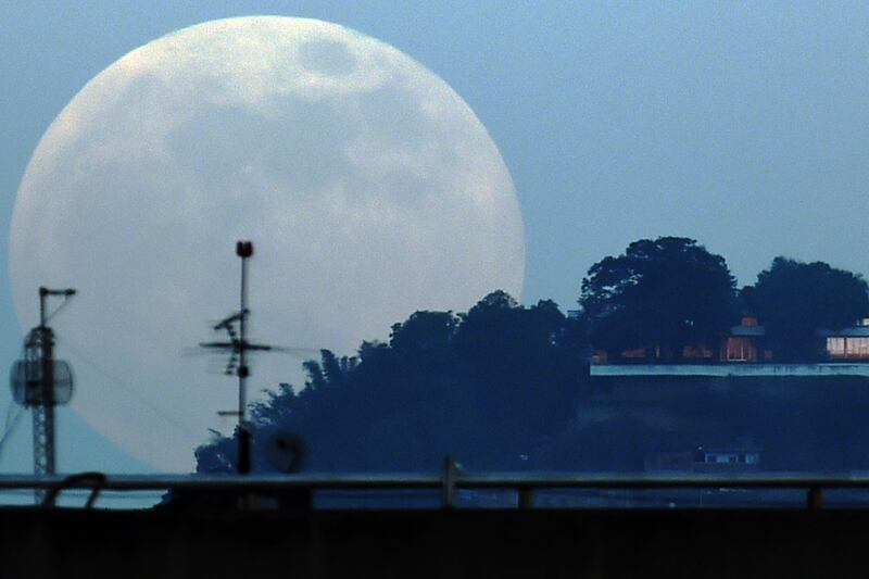galleries/2015/09/28/rare-super-blood-moon-illuminates-the-world-photos/150928-blood-moon-11_ukxp5v