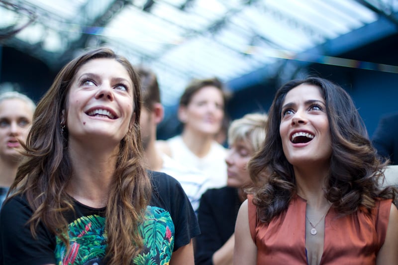 galleries/2011/10/06/backstage-paris-fashion-week-photos/backstage-paris-fashion-week-1_liau4j