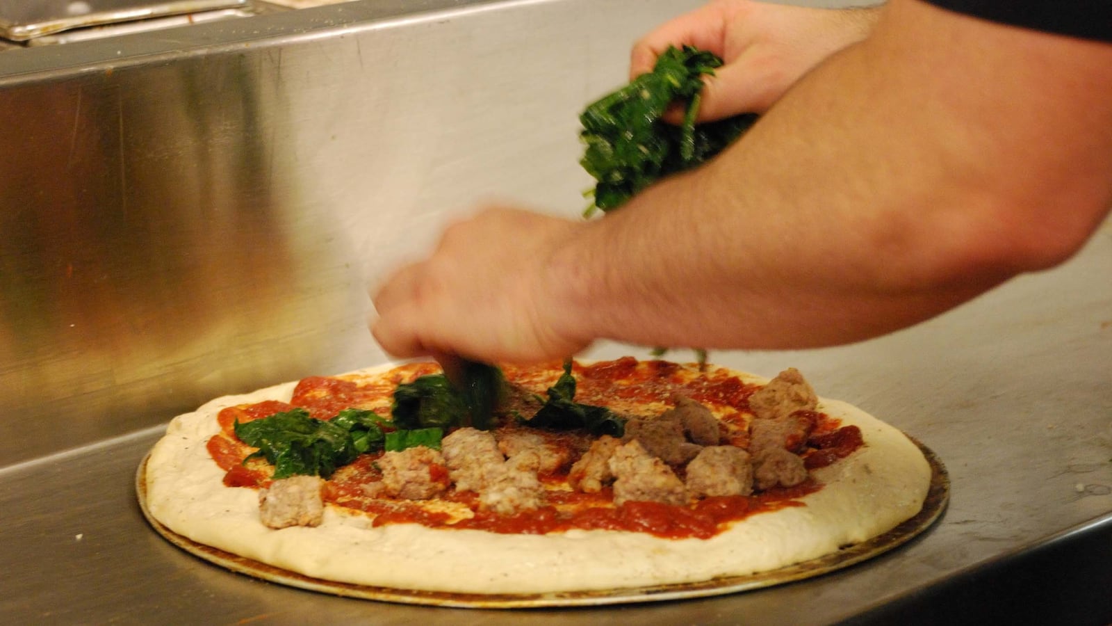 articles/2016/03/30/woman-gets-wrong-pizza-calls-911/160330-Place-Pizza-911_ljkpzs