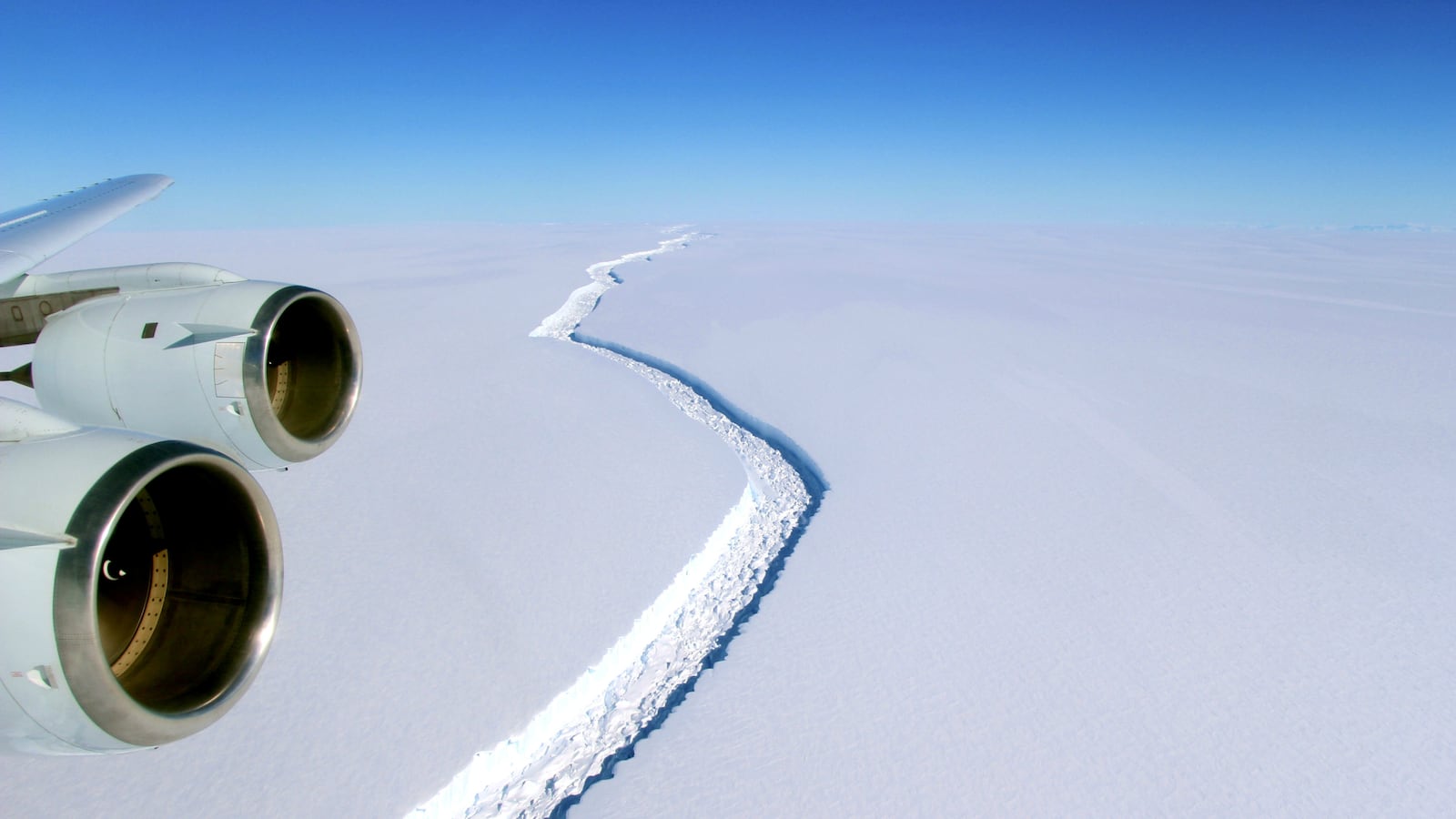 antarctica-crack-ice-shelf_q2u9wf