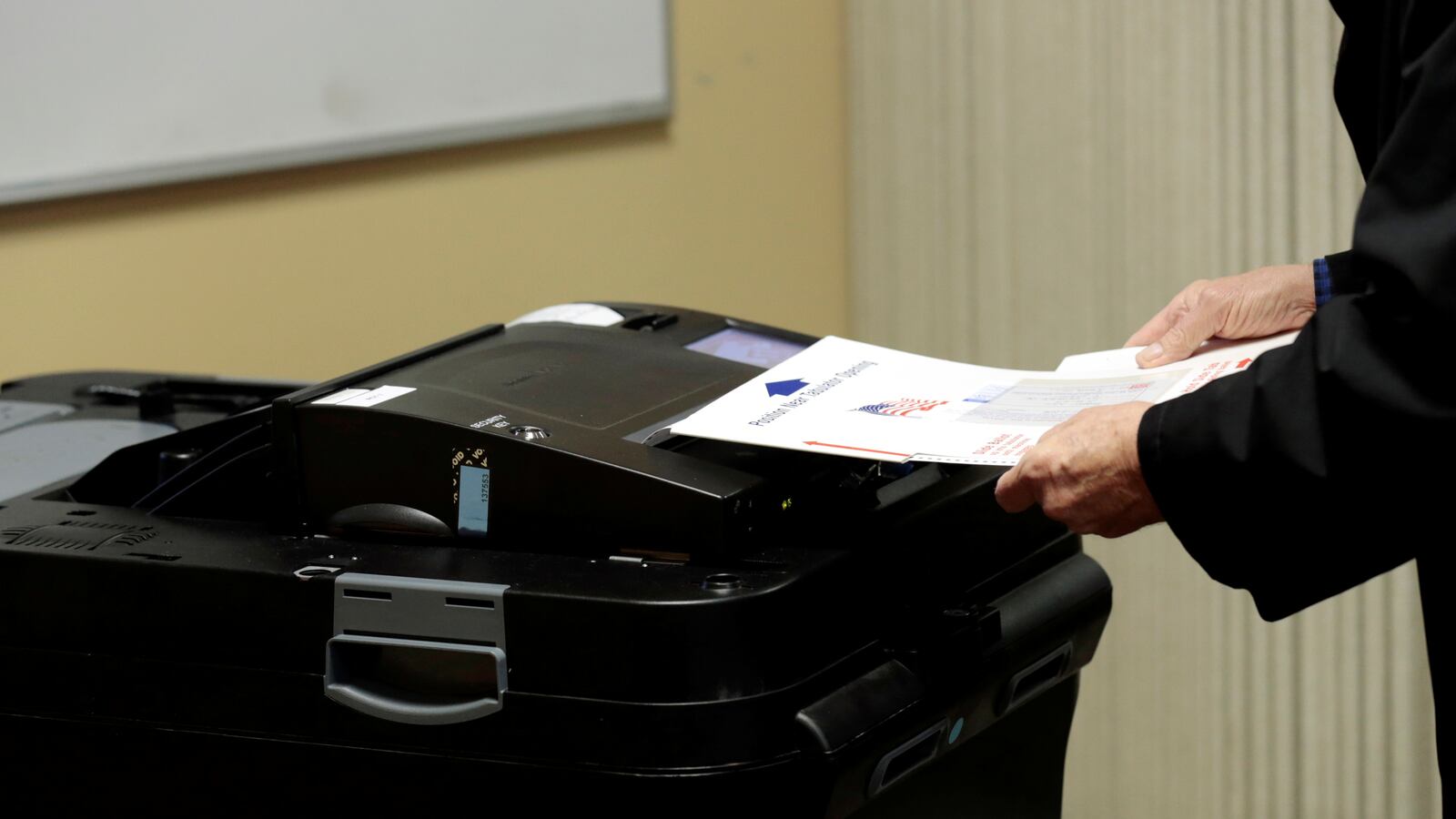 2018-11-06T163958Z_378102845_RC1B0A268930_RTRMADP_3_USA-ELECTION-MICHIGAN_nsqscp