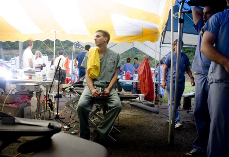 galleries/2009/10/15/inside-a-traveling-health-care-tent-city/allman-healthcare---13_zgj9uc