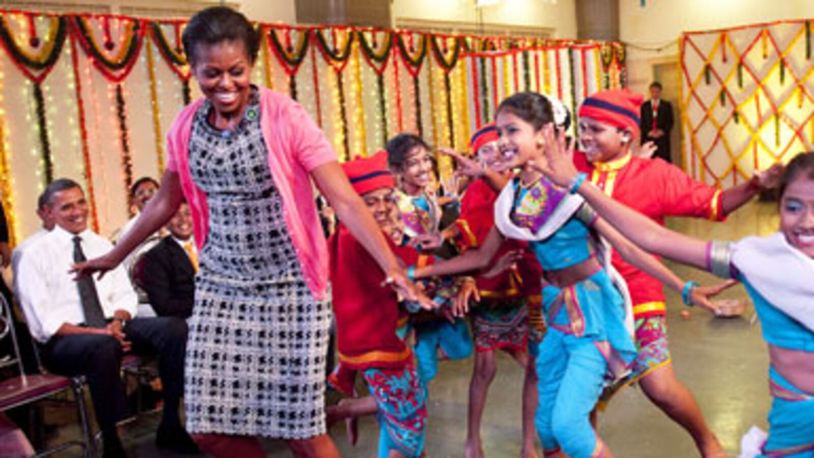 articles/2010/11/08/first-lady-michelle-obama-is-a-star-on-presidents-trip-to-india/varadarajan-mobama-india_139620_jfh7f7