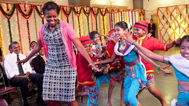 articles/2010/11/08/first-lady-michelle-obama-is-a-star-on-presidents-trip-to-india/varadarajan-mobama-india_139620_jfh7f7