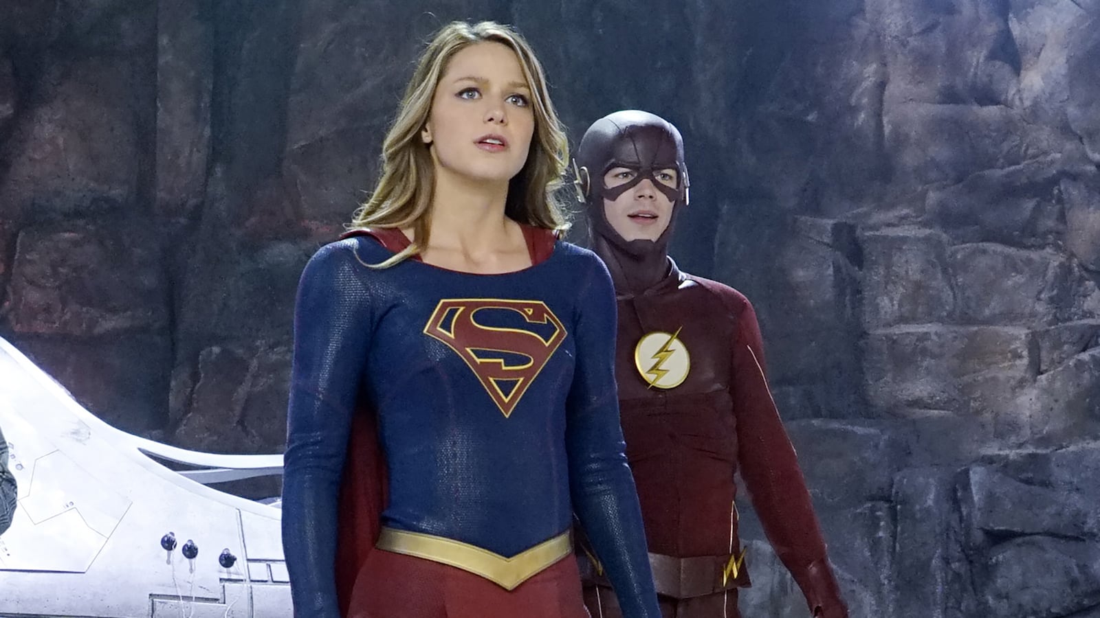 articles/2016/03/29/the-flash-supergirl-crossover-was-everything-batman-v-superman-was-not/160328-leon-supergirl-flash-tease_karb93