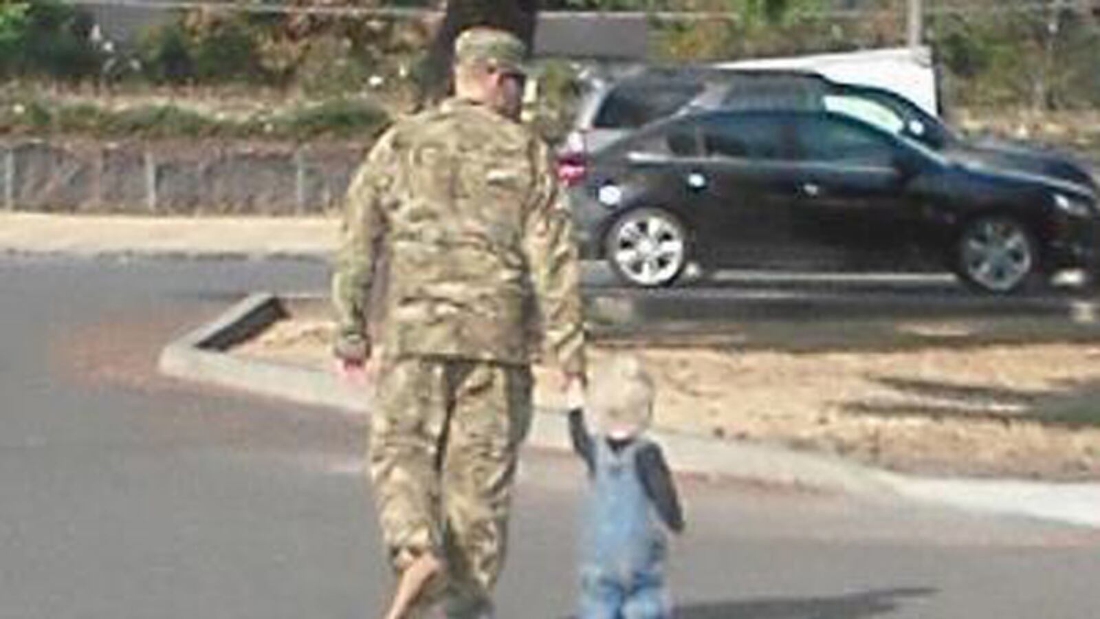 articles/2012/11/16/bomb-disposal-expert-takes-his-last-lonely-walk/wade-bennett-ordinance-expert-tease_ioyyj9