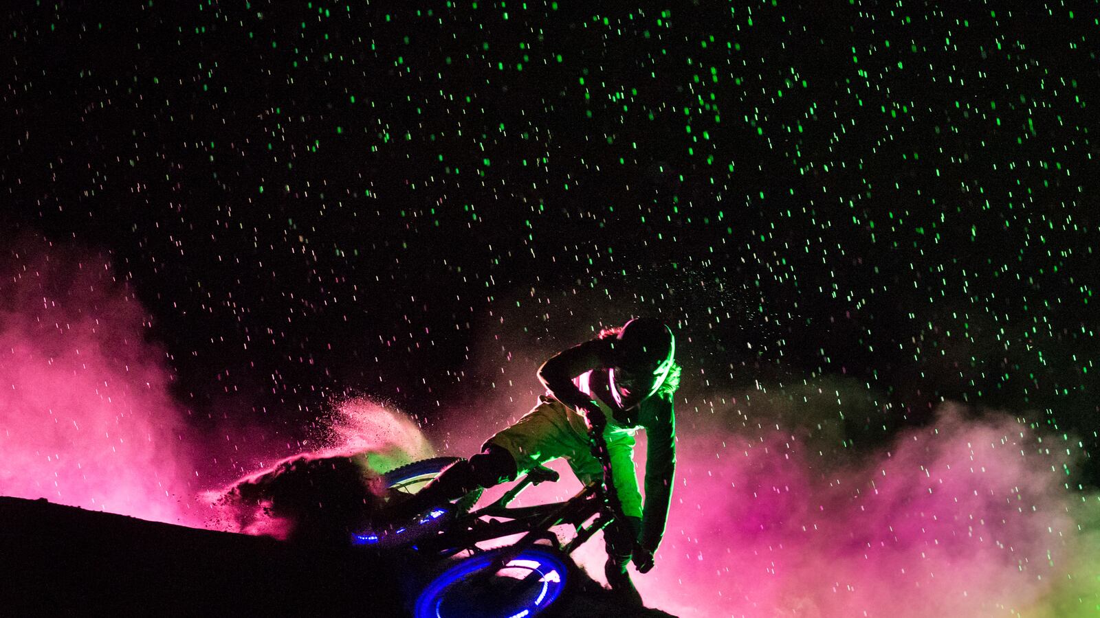 videos/2015/10/20/watch-an-explosive-mountain-bike-film/20151020-darklight-joiner_dotefv